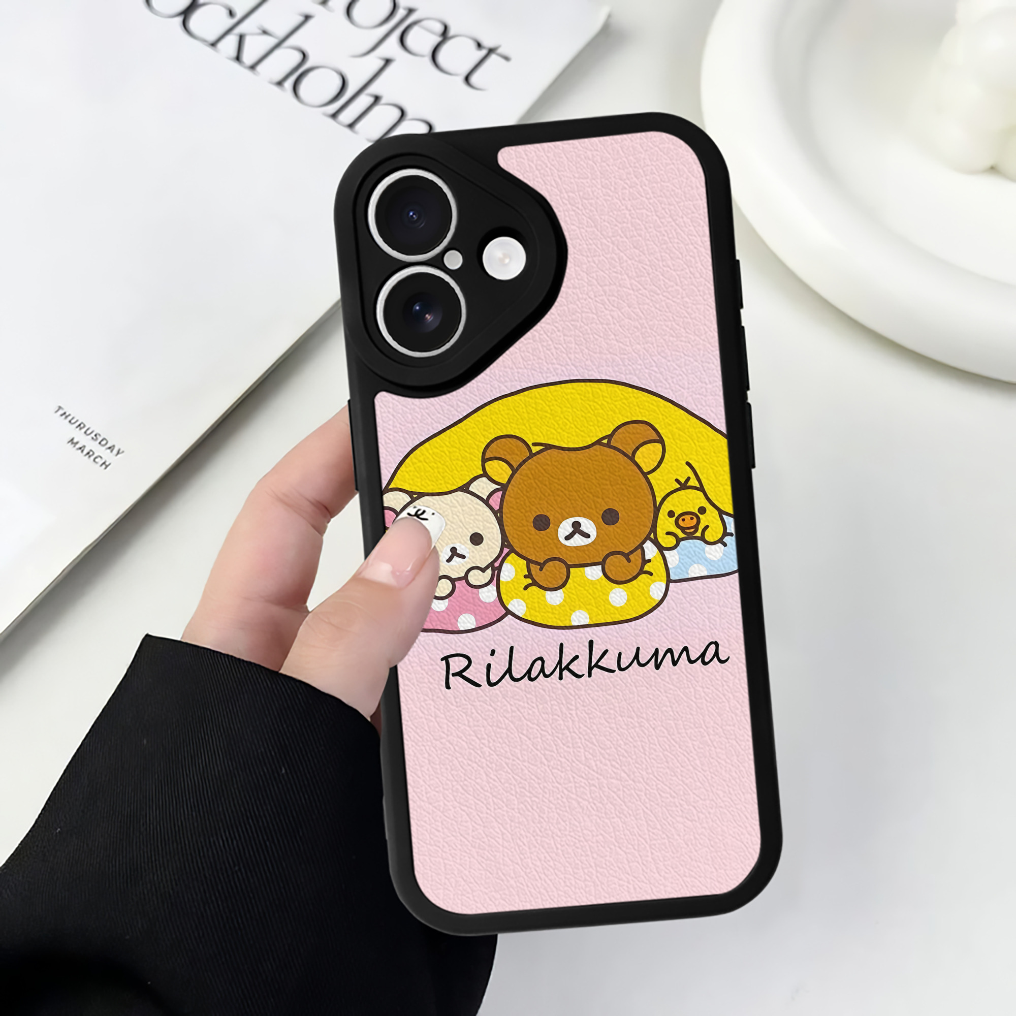 （画像用） リラックマ リラックマ キイロイトリ Rilakkuma Korilakkuma Kiiroitori 【iPhone 16シリーズ対応】シリコンスマホケース（レザー調） 材質：シリコン